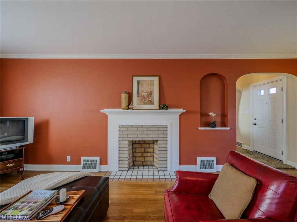 3461 Doris Road Cleveland, OH 44111 - Photo 4 of 26 Gallery Image 4