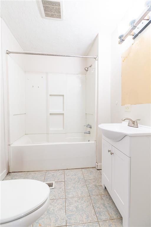 349 Orchard Street Springdale, PA 15144 - Photo 17 of 27 a bathroom with a bathtub a sink a toilet and a mirror