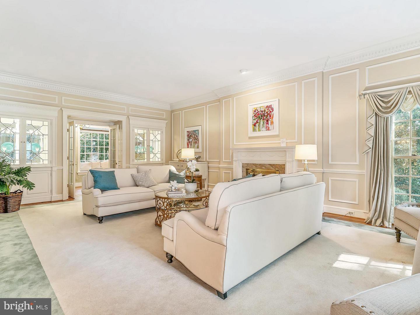 10828 Lockland Road Potomac, MD 20854 - Photo 4 of 56 LIVING ROOM