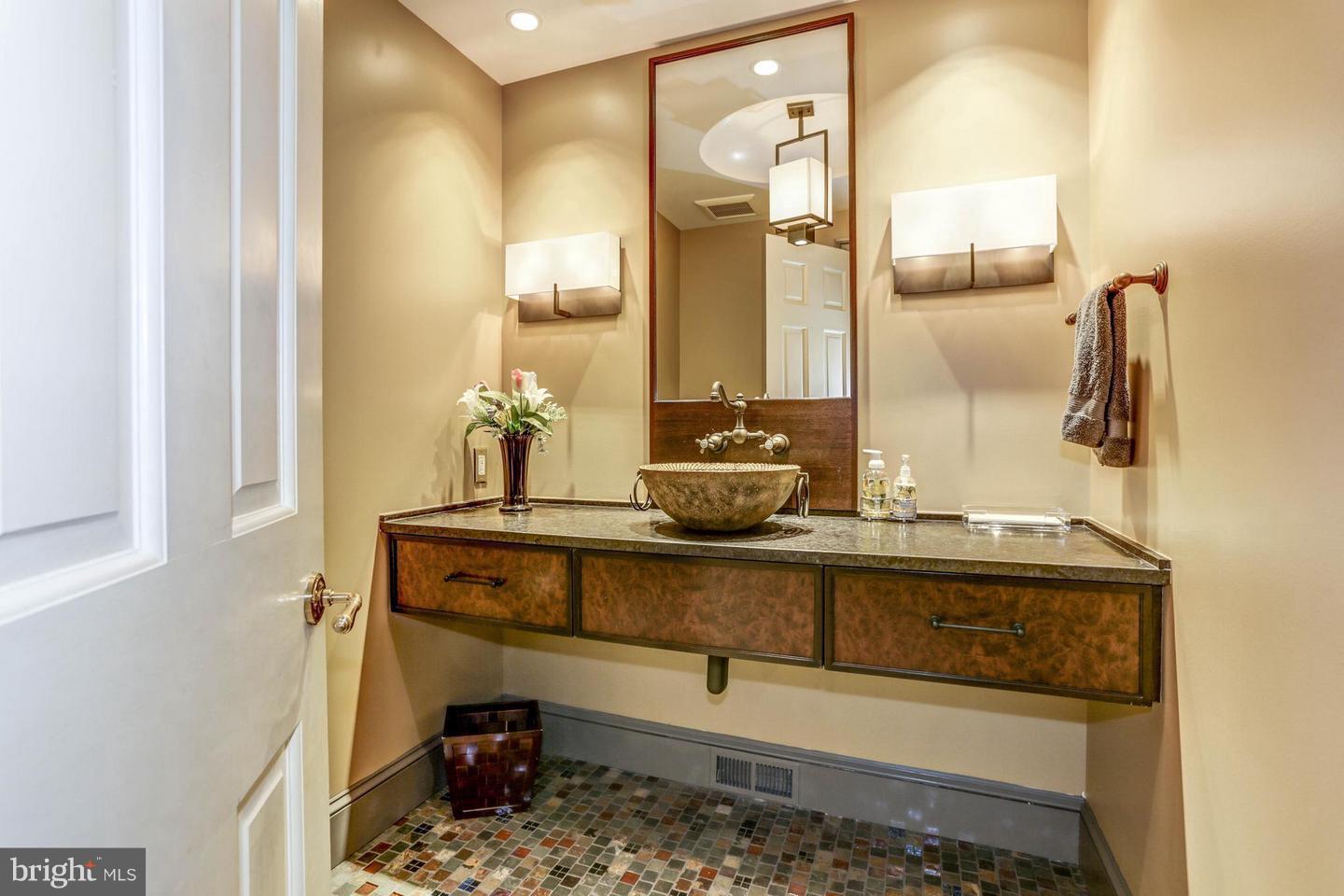 10828 Lockland Road Potomac, MD 20854 - Photo 8 of 56 POWDER ROOM