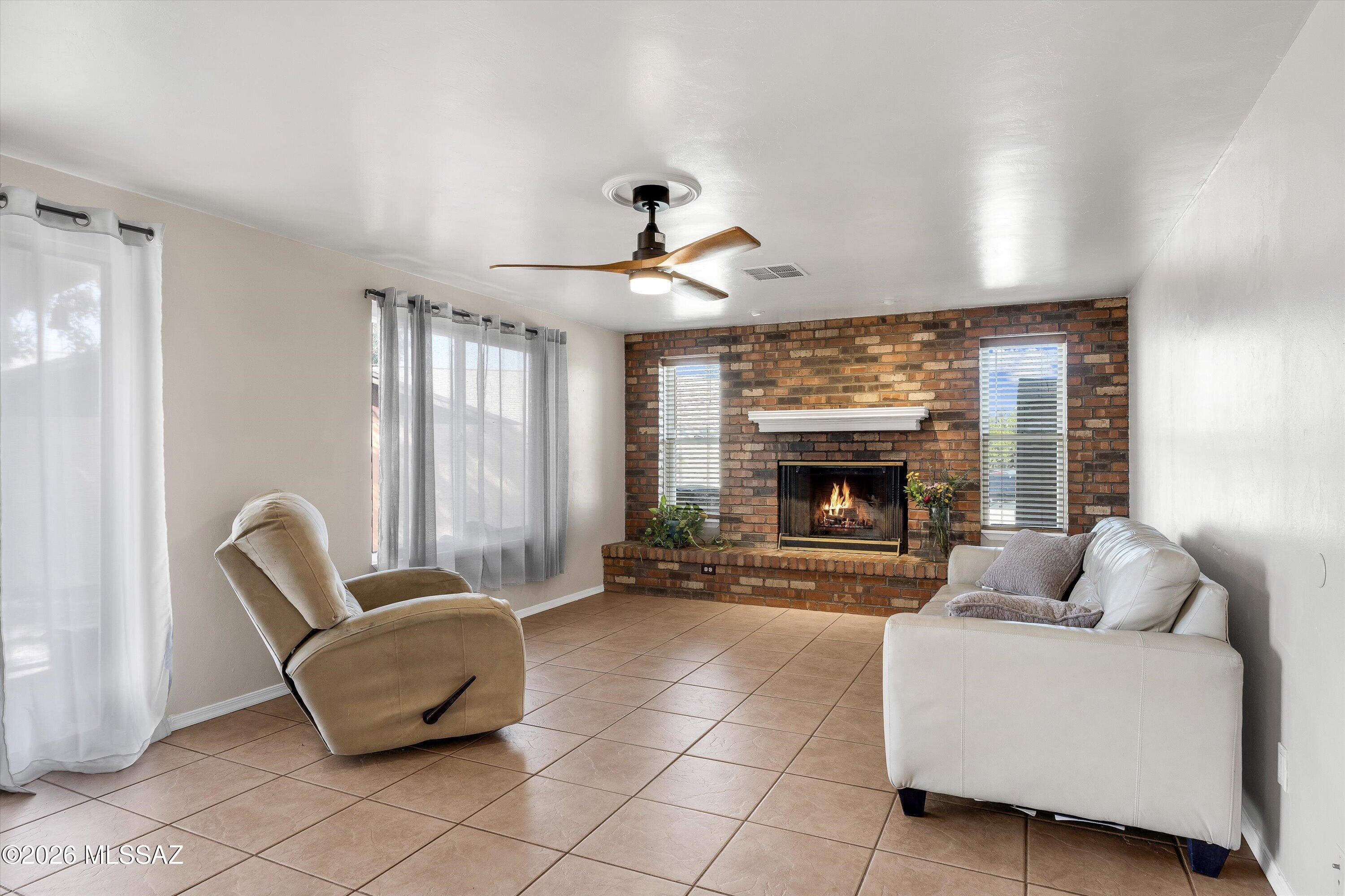 7531 North Juniper Road Tucson, AZ 85741 - Photo 8 of 27 08-Family Room
