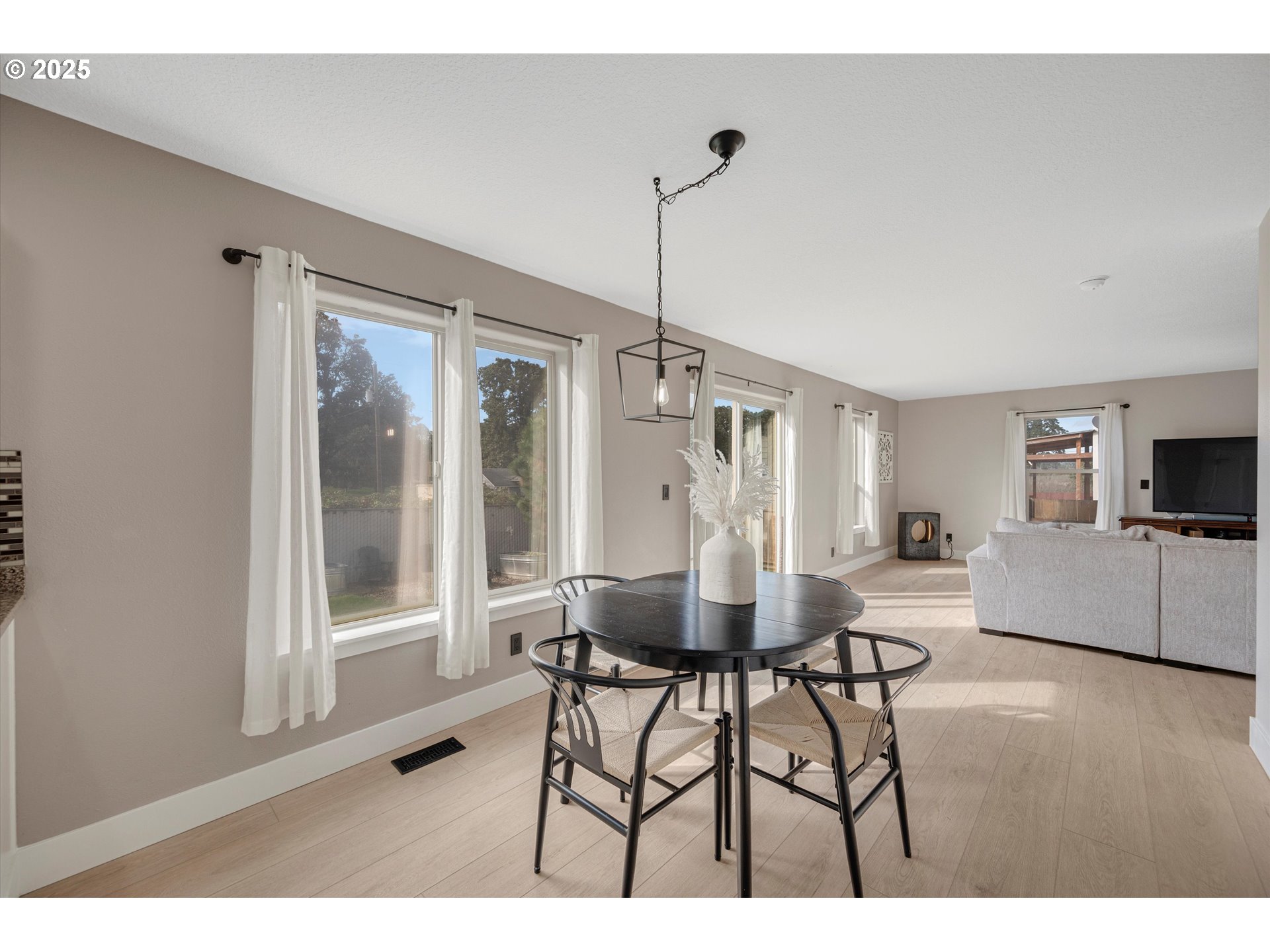 968 Salamander Road Southeast Jefferson, OR 97352 - Photo 11 of 32 a living room with furniture and a flat screen tv