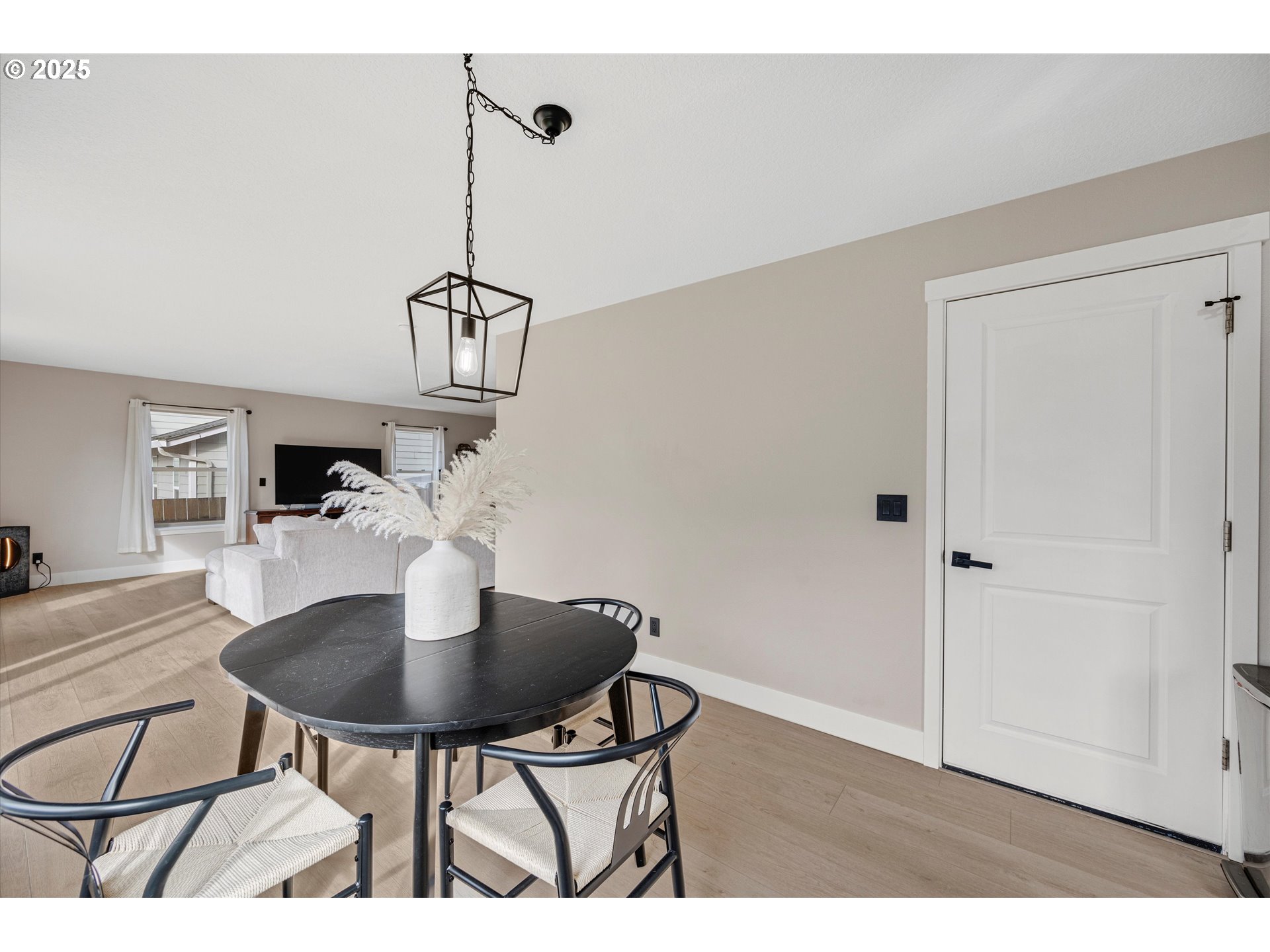 968 Salamander Road Southeast Jefferson, OR 97352 - Photo 12 of 32 a dining room with furniture and window