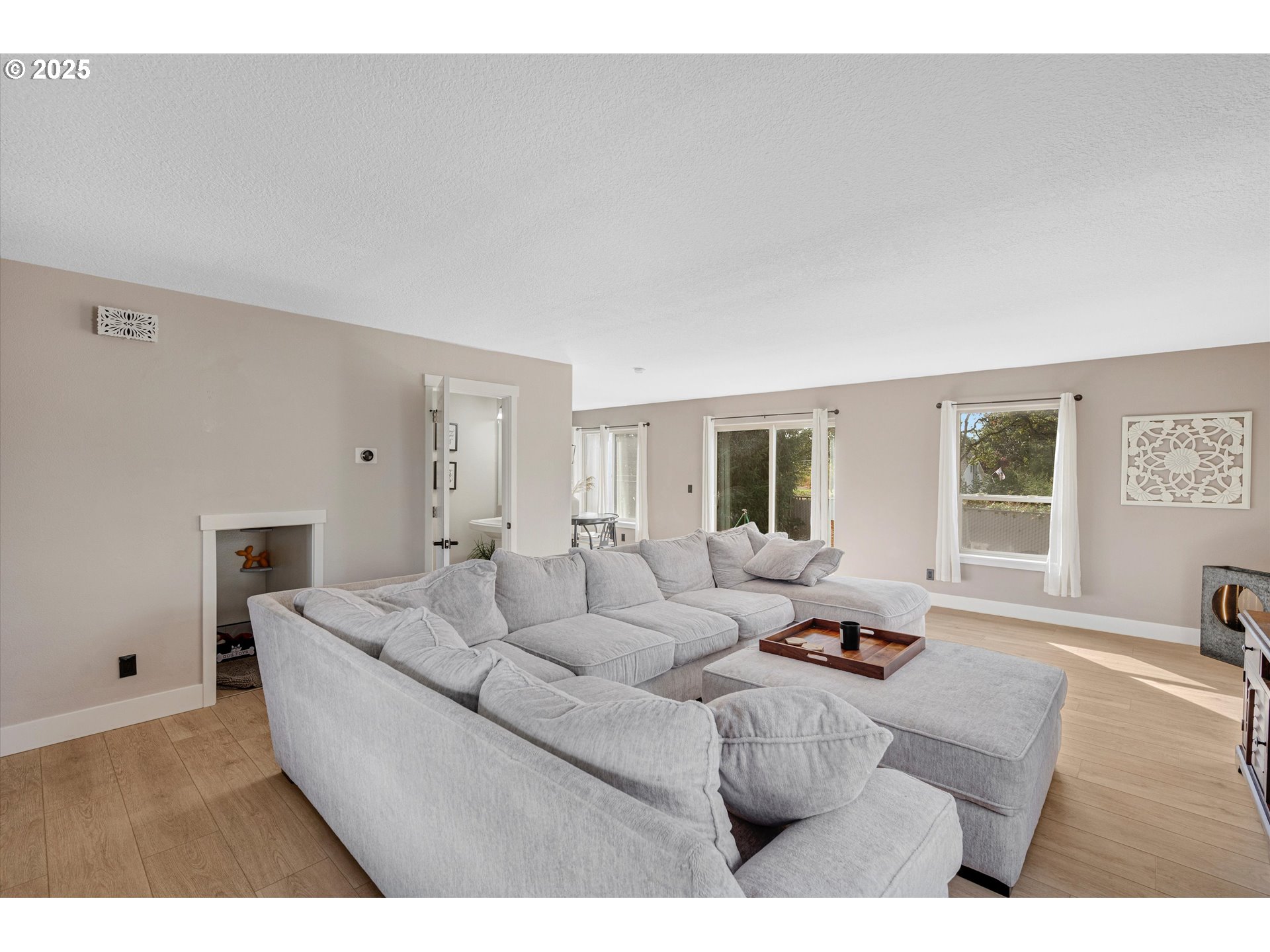 968 Salamander Road Southeast Jefferson, OR 97352 - Photo 18 of 32 a living room with furniture and a large window