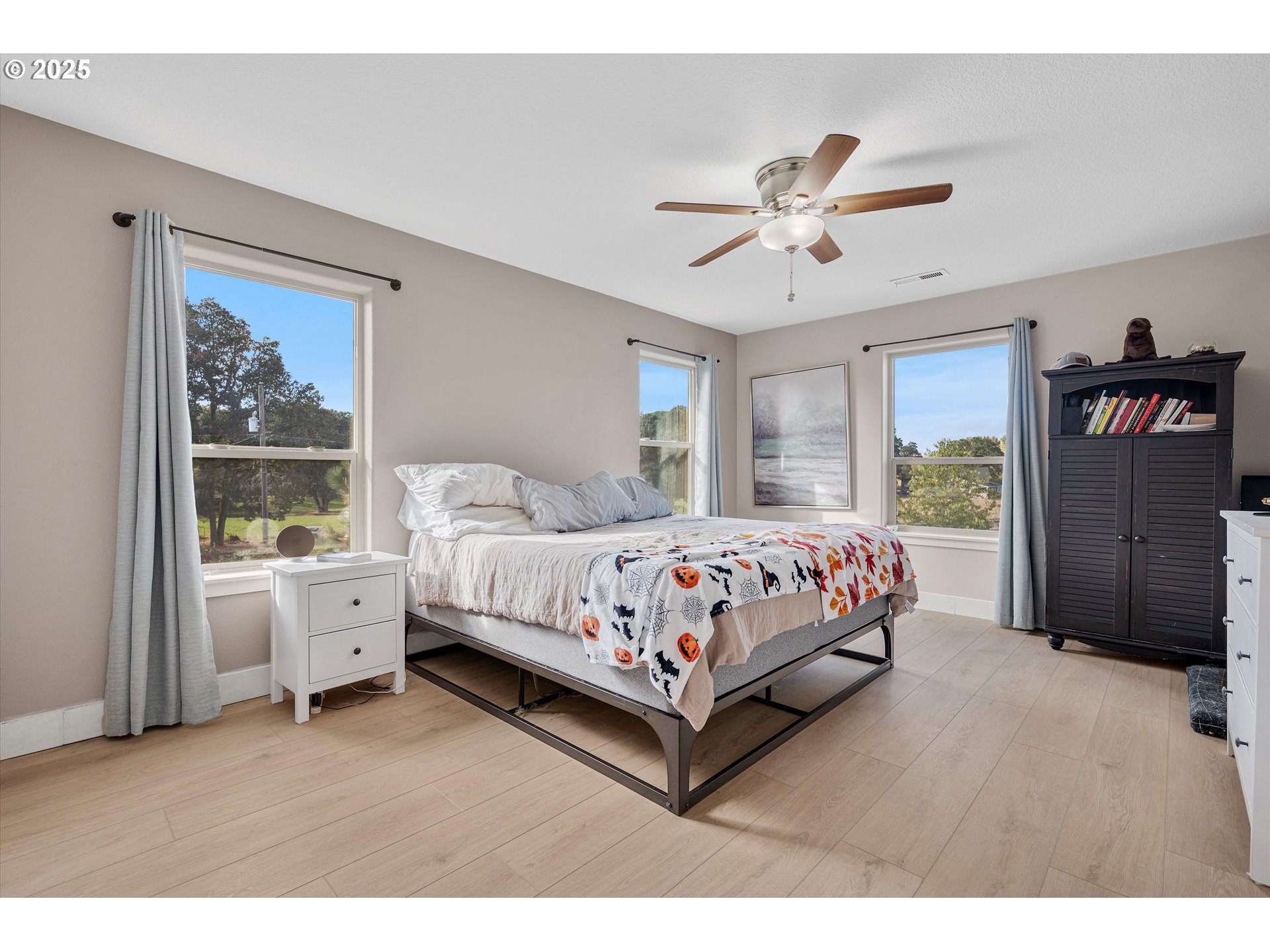 968 Salamander Road Southeast Jefferson, OR 97352 - Photo 20 of 32 a bed sitting in a spacious bedroom next to a window