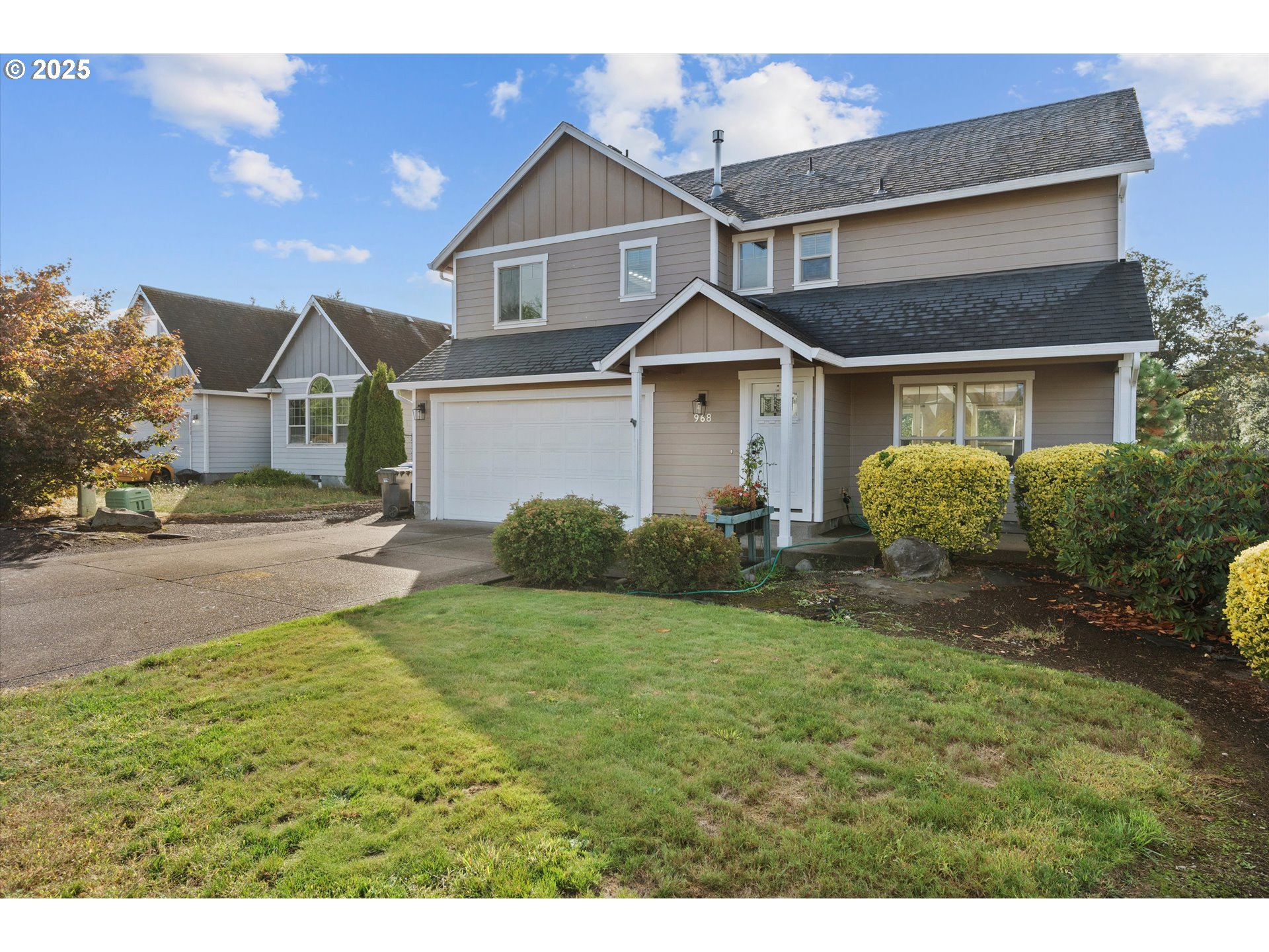 968 Salamander Road Southeast Jefferson, OR 97352 - Photo 2 of 32 a front view of a house with a garden