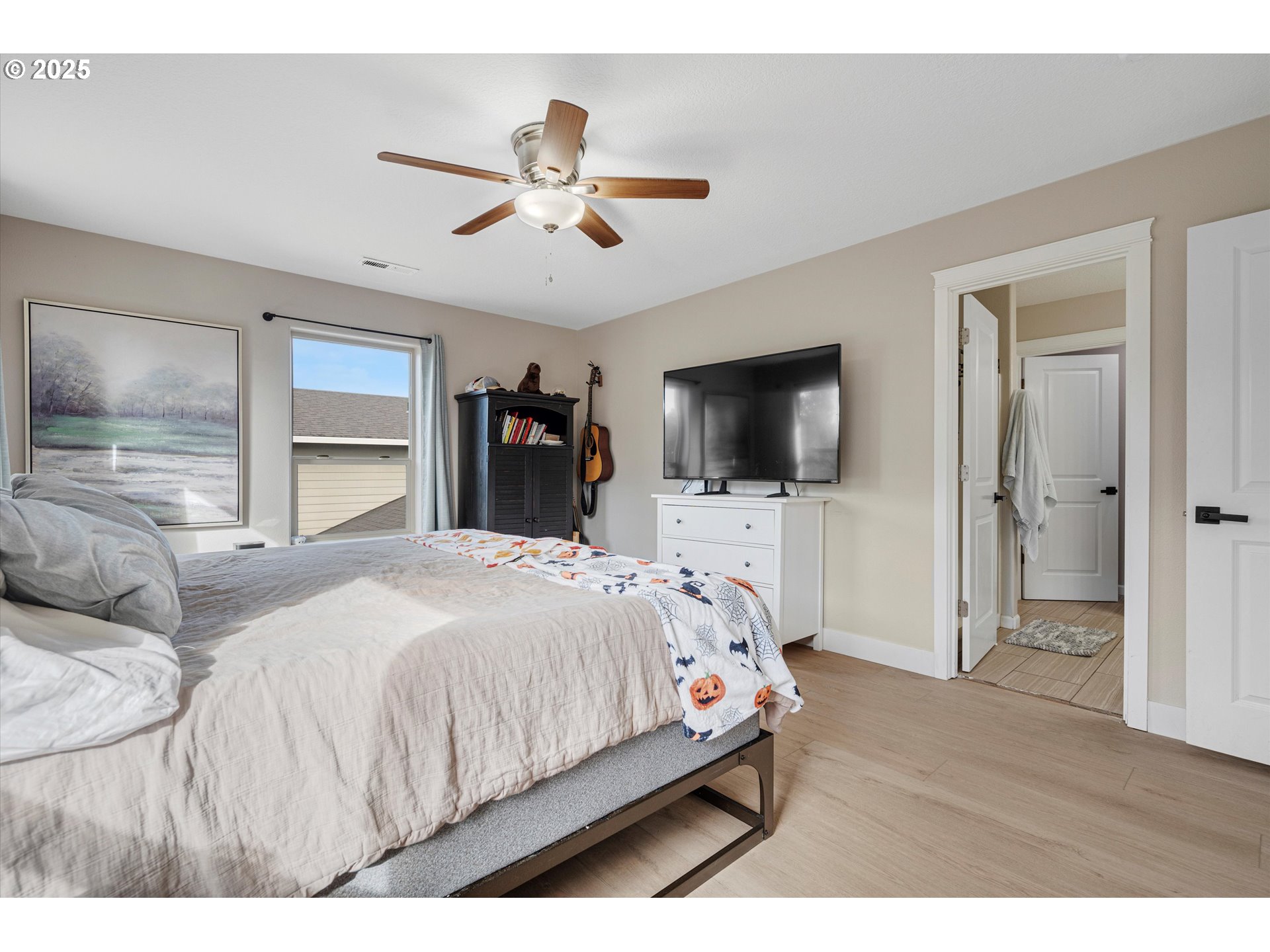 968 Salamander Road Southeast Jefferson, OR 97352 - Photo 21 of 32 a bedroom with a bed and a flat screen tv