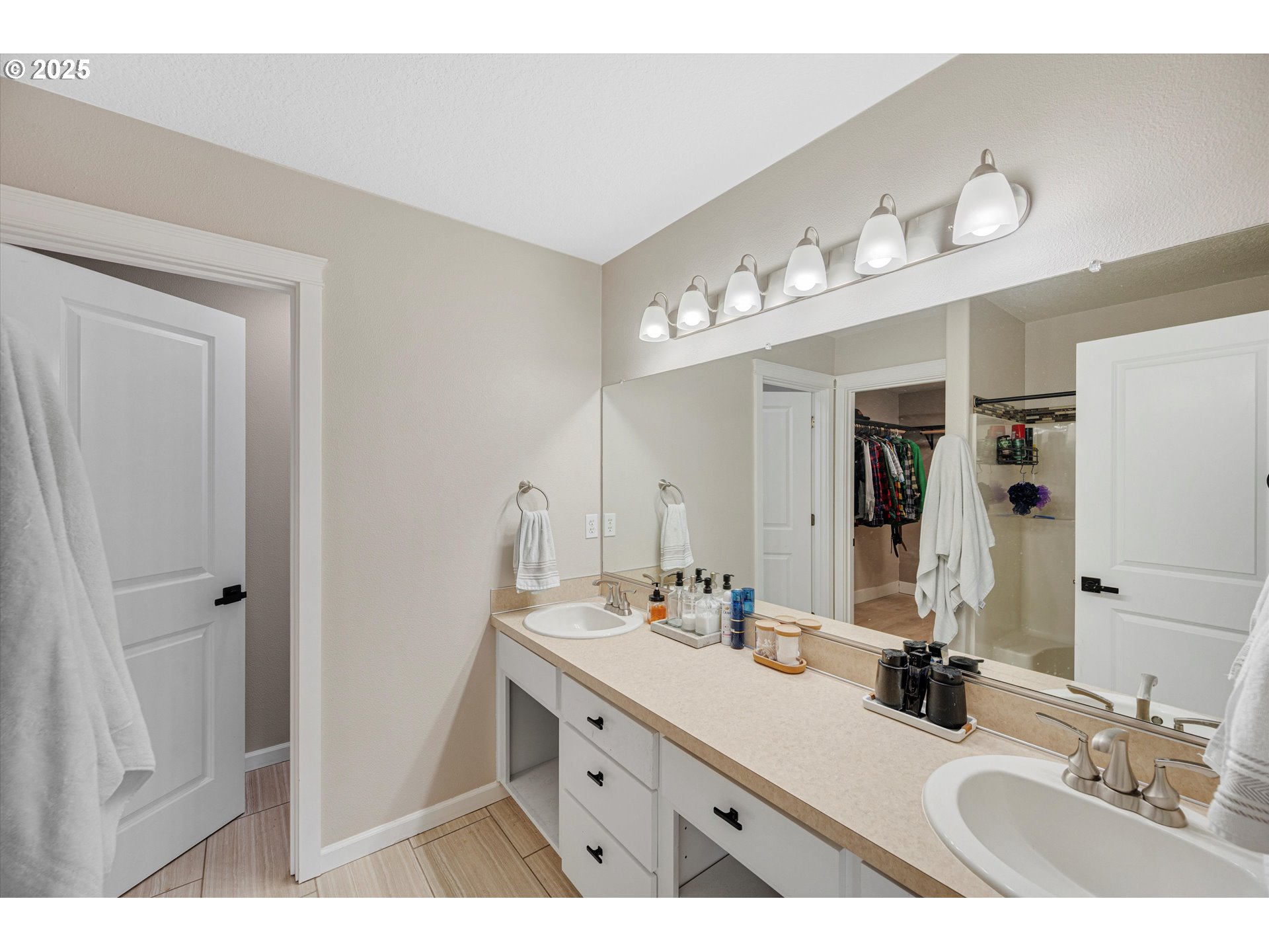 968 Salamander Road Southeast Jefferson, OR 97352 - Photo 24 of 32 a bathroom with a sink vanity and a mirror