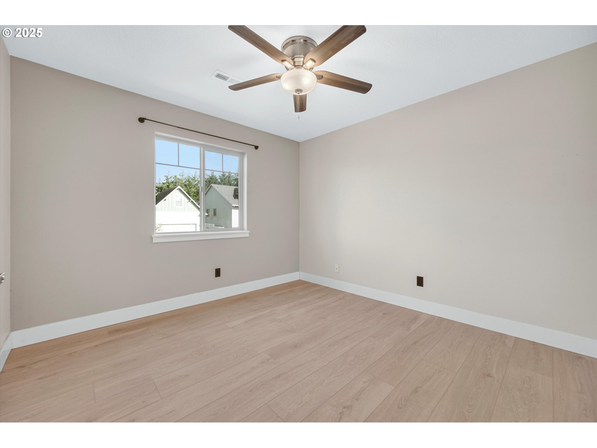 968 Salamander Road Southeast Jefferson, OR 97352 - Photo 25 of 32 an empty room with windows and ceiling fan