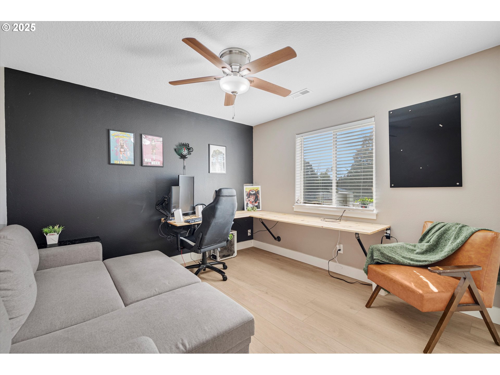 968 Salamander Road Southeast Jefferson, OR 97352 - Photo 27 of 32 a living room with furniture a window and a ceiling fan