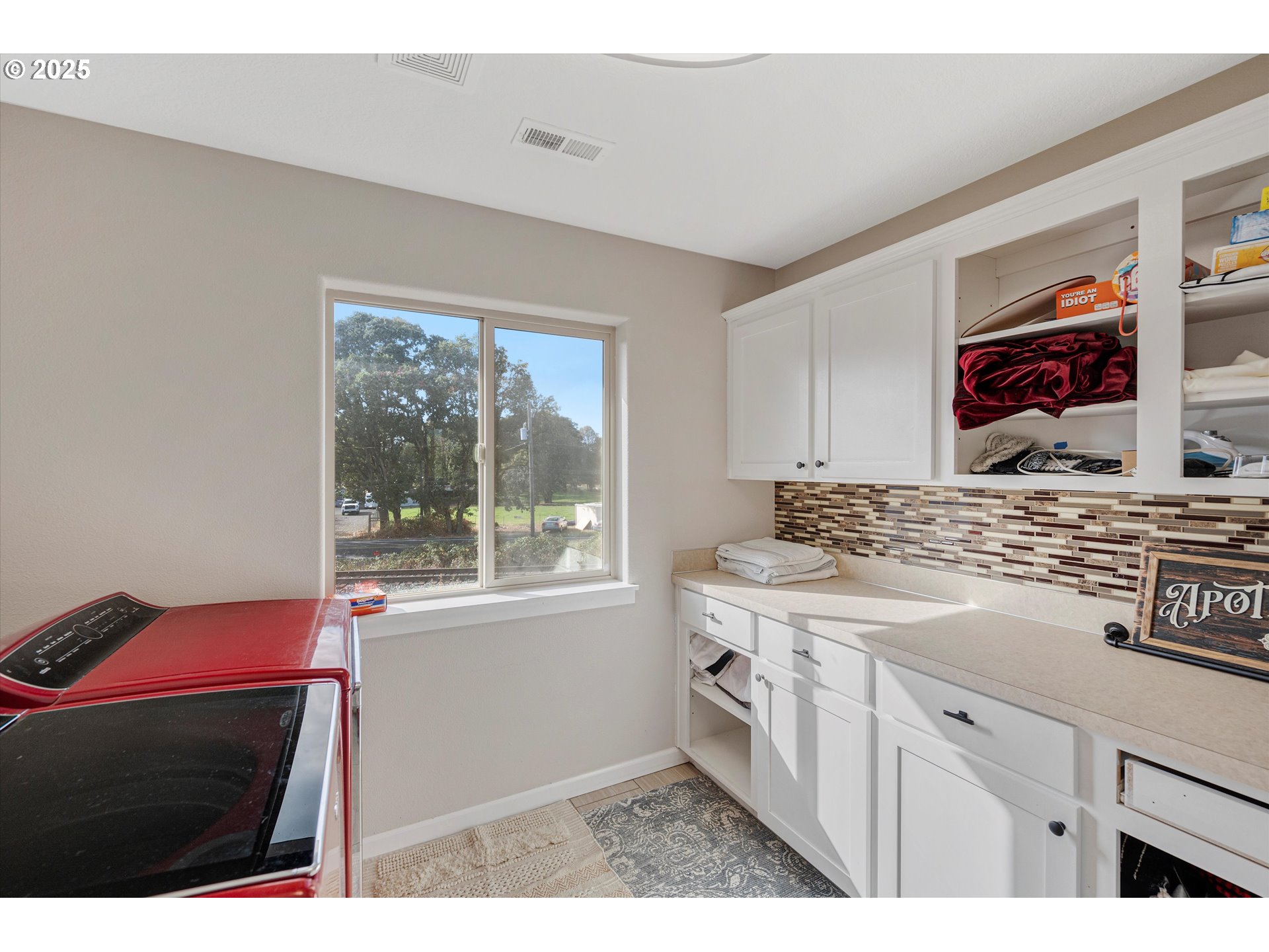 968 Salamander Road Southeast Jefferson, OR 97352 - Photo 28 of 32 a kitchen with a stove and a microwave