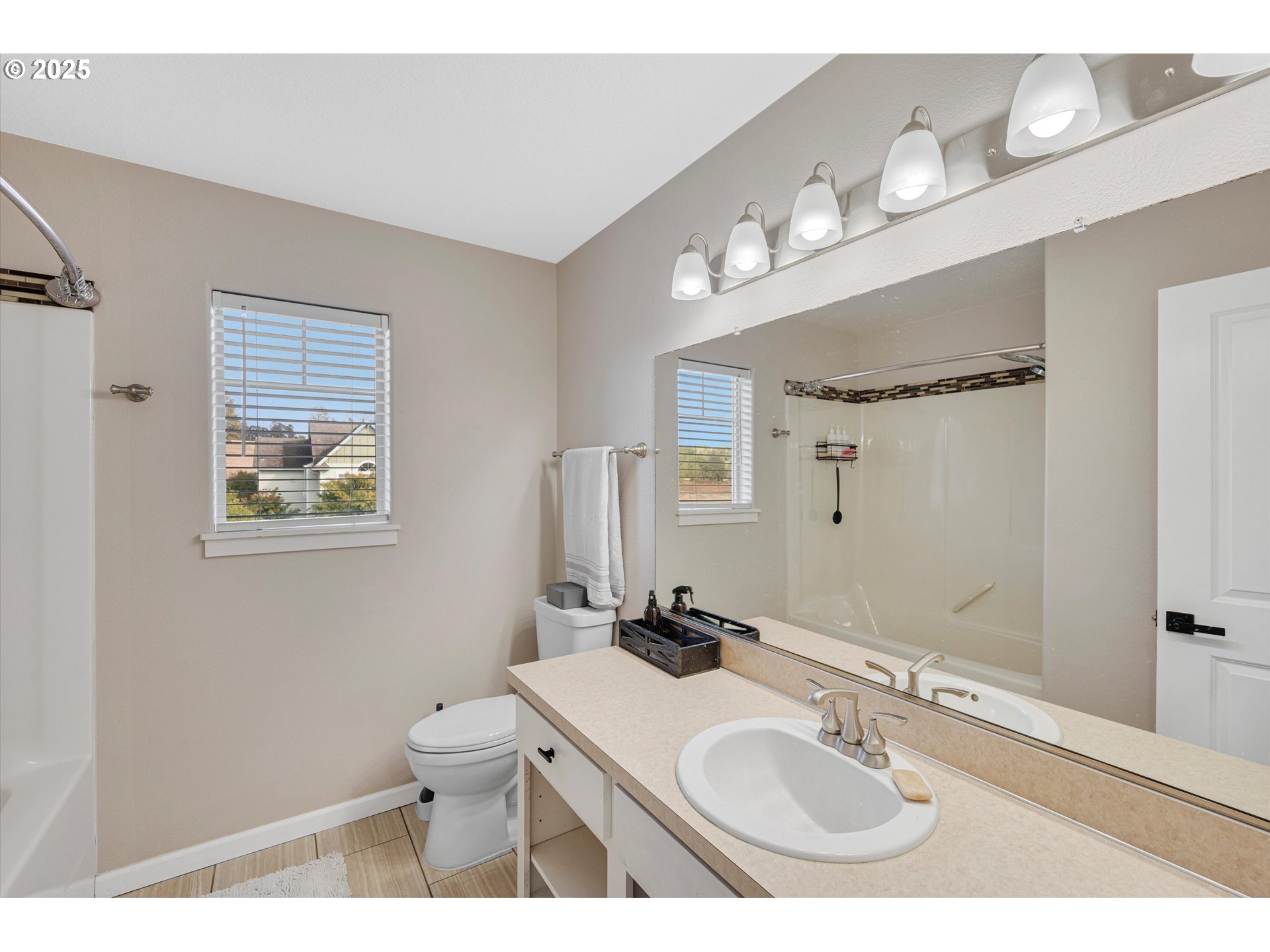 968 Salamander Road Southeast Jefferson, OR 97352 - Photo 29 of 32 a bathroom with a sink and a mirror