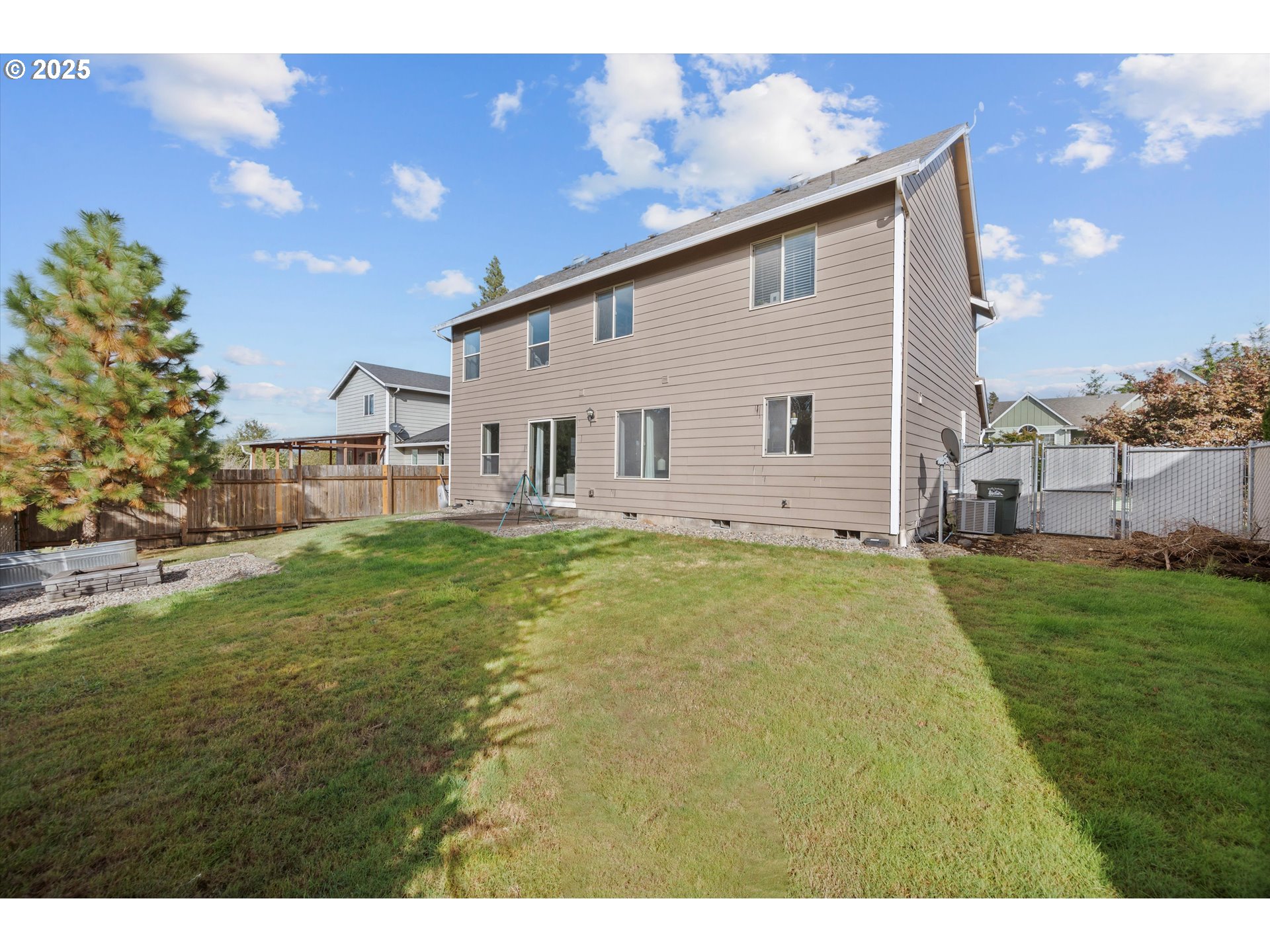 968 Salamander Road Southeast Jefferson, OR 97352 - Photo 31 of 32 a view of a house with a backyard