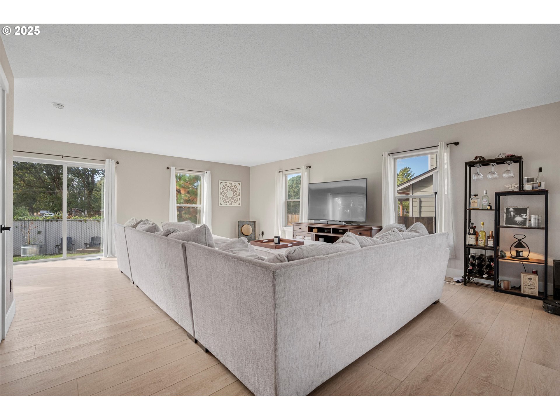 968 Salamander Road Southeast Jefferson, OR 97352 - Photo 4 of 32 a living room with furniture and a flat screen tv