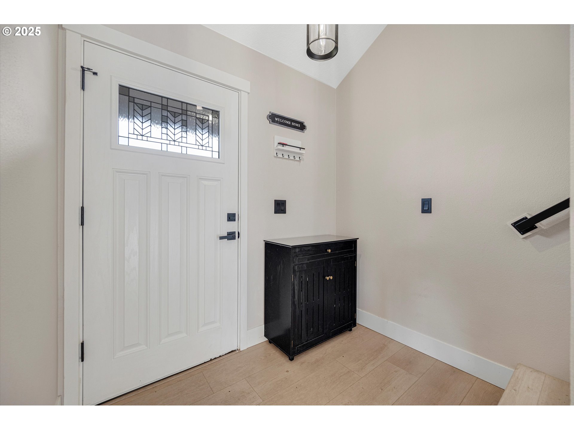 968 Salamander Road Southeast Jefferson, OR 97352 - Photo 5 of 32 a room with a wooden floor and windows