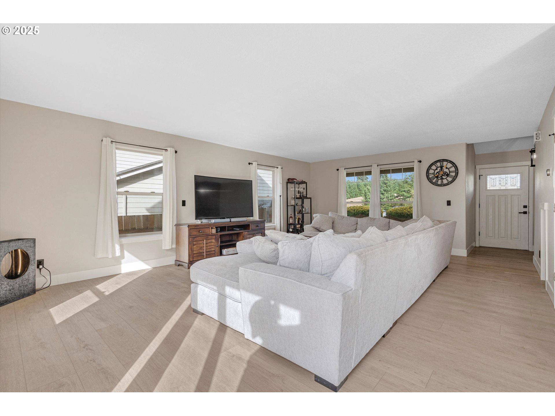 968 Salamander Road Southeast Jefferson, OR 97352 - Photo 6 of 32 a living room with furniture and a flat screen tv