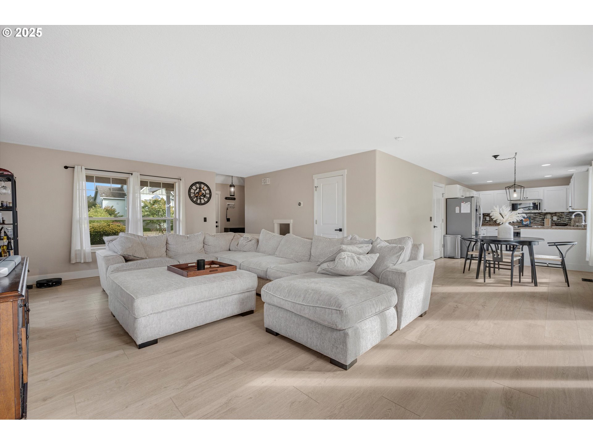968 Salamander Road Southeast Jefferson, OR 97352 - Photo 7 of 32 a living room with furniture and a table