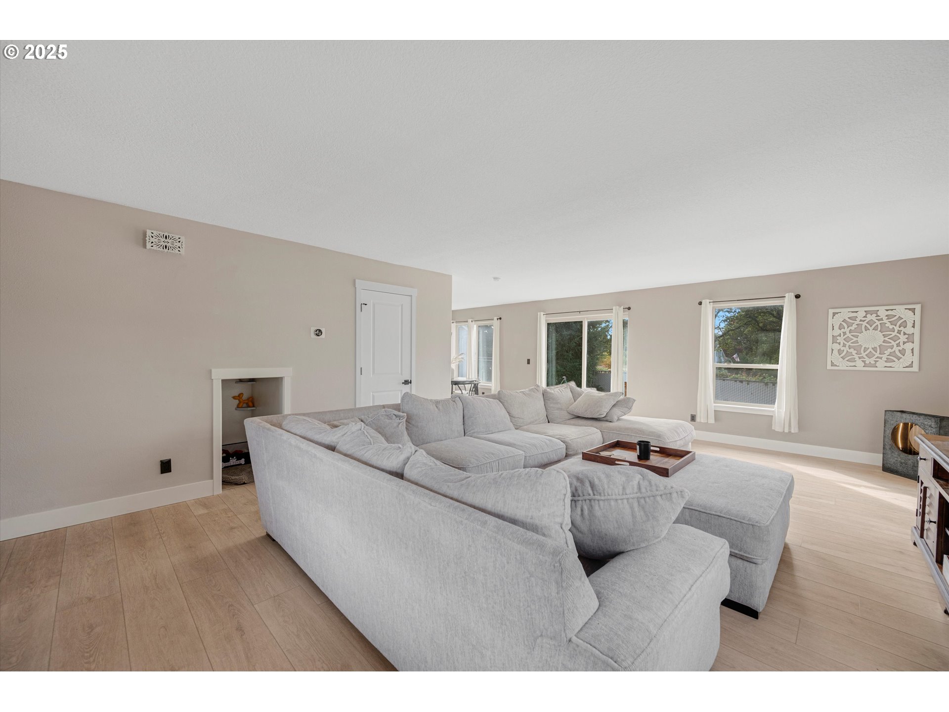 968 Salamander Road Southeast Jefferson, OR 97352 - Photo 8 of 32 a living room with furniture and windows