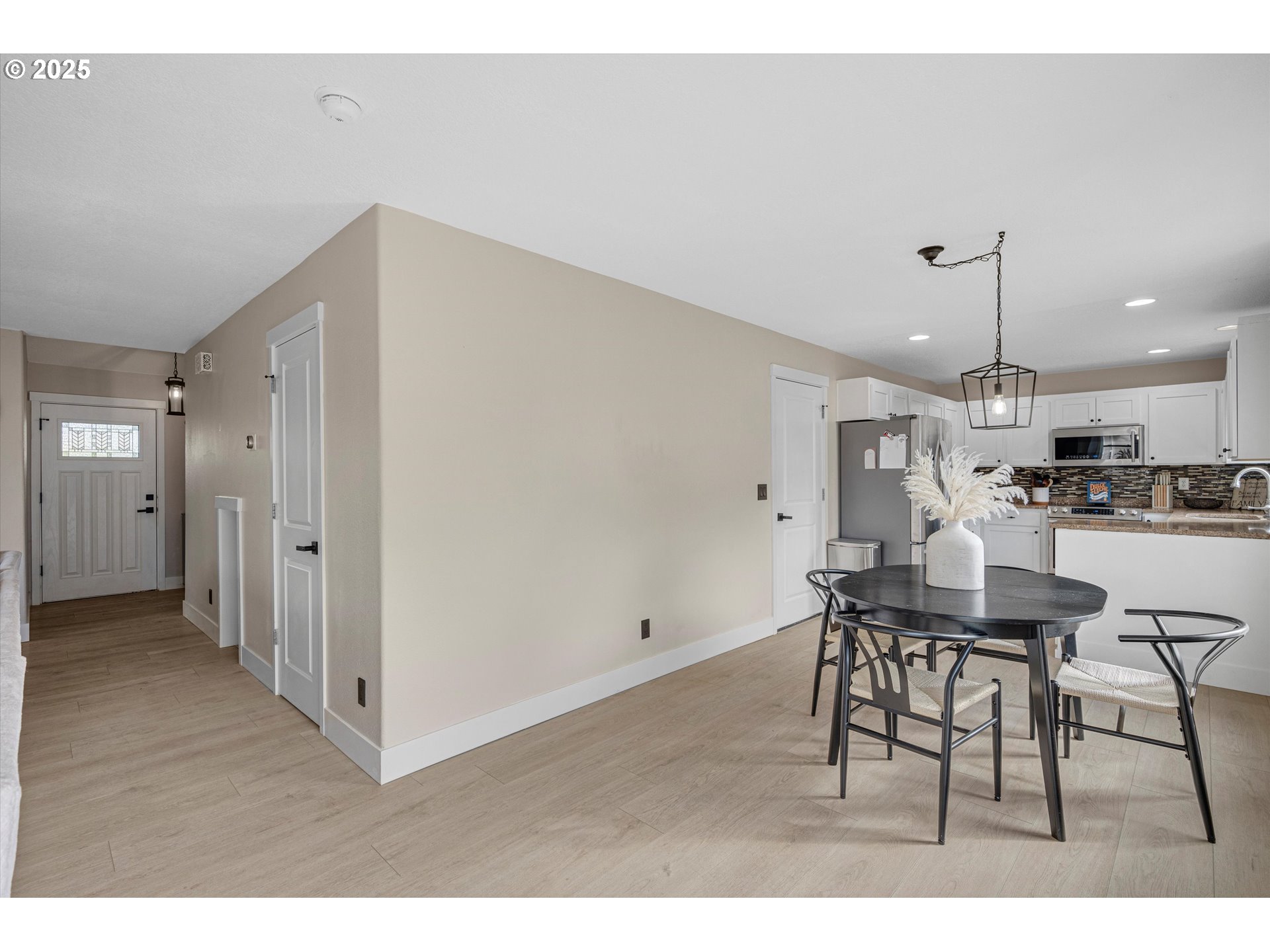 968 Salamander Road Southeast Jefferson, OR 97352 - Photo 9 of 32 a dining room with furniture and window