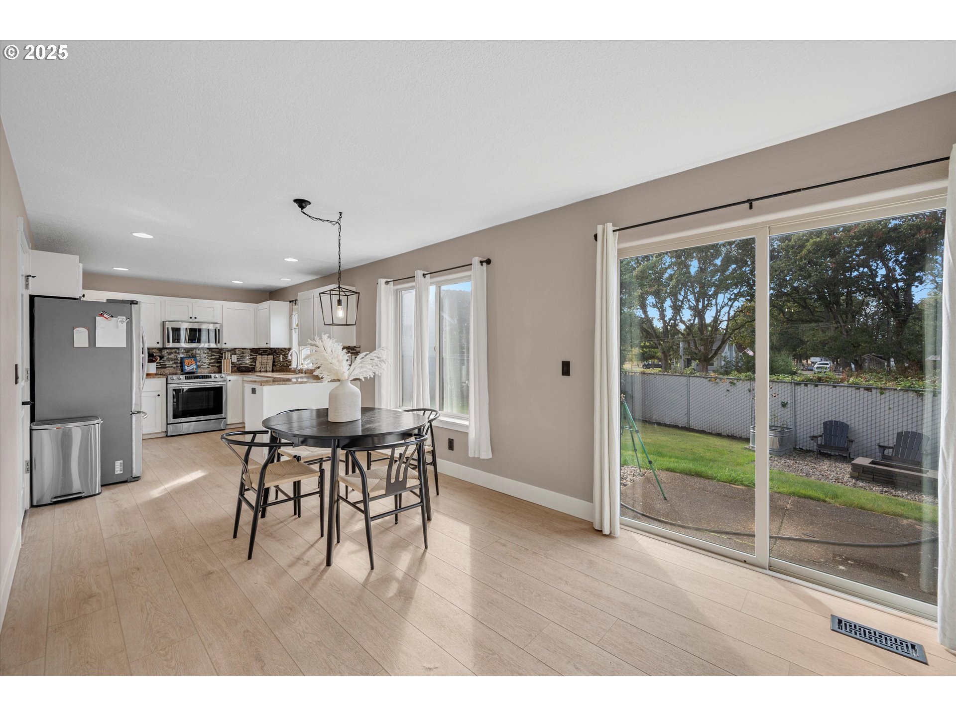 968 Salamander Road Southeast Jefferson, OR 97352 - Photo 10 of 32 a dining room with furniture and a floor to ceiling window