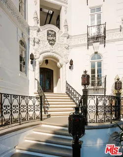 a view of entryway with a balcony