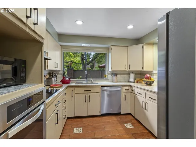 $358,000 | 14729 Northeast Stanton Court, Portland, OR 97230