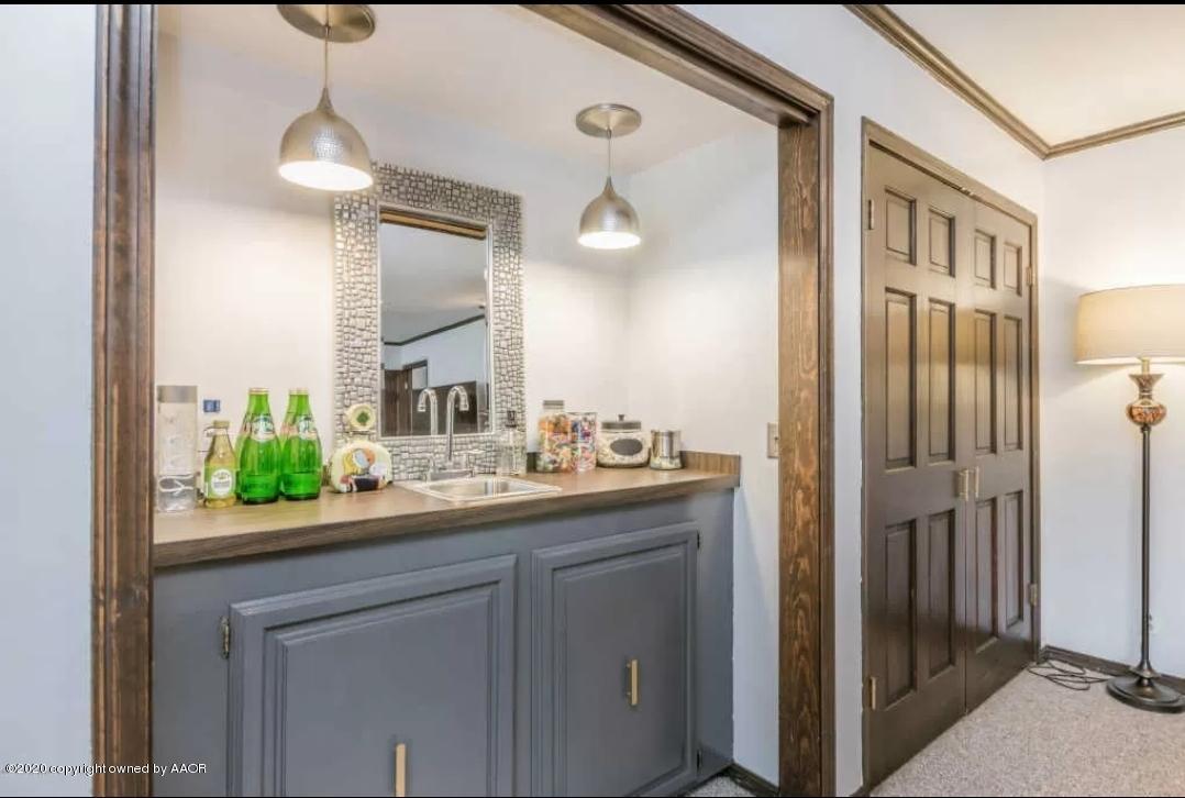 18 Windsor Road Amarillo, TX 79124 - Photo 5 of 15 WET BAR
