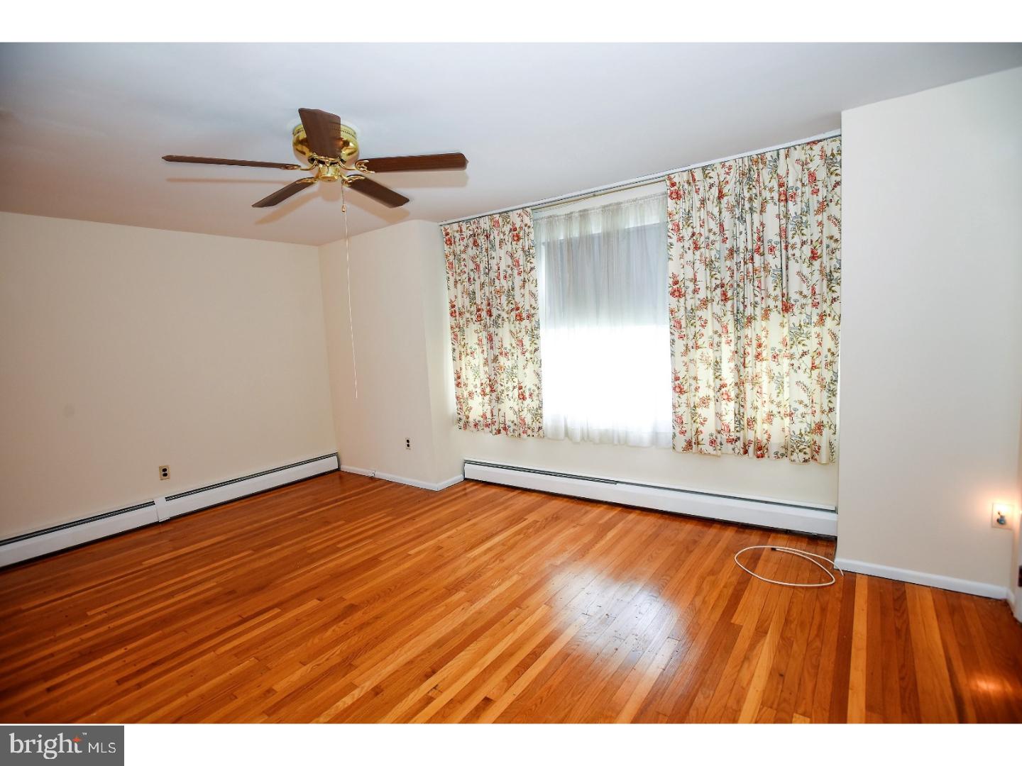 1570 Deer Run Road Warminster, PA 18974 - Photo 4 of 25 Living Room