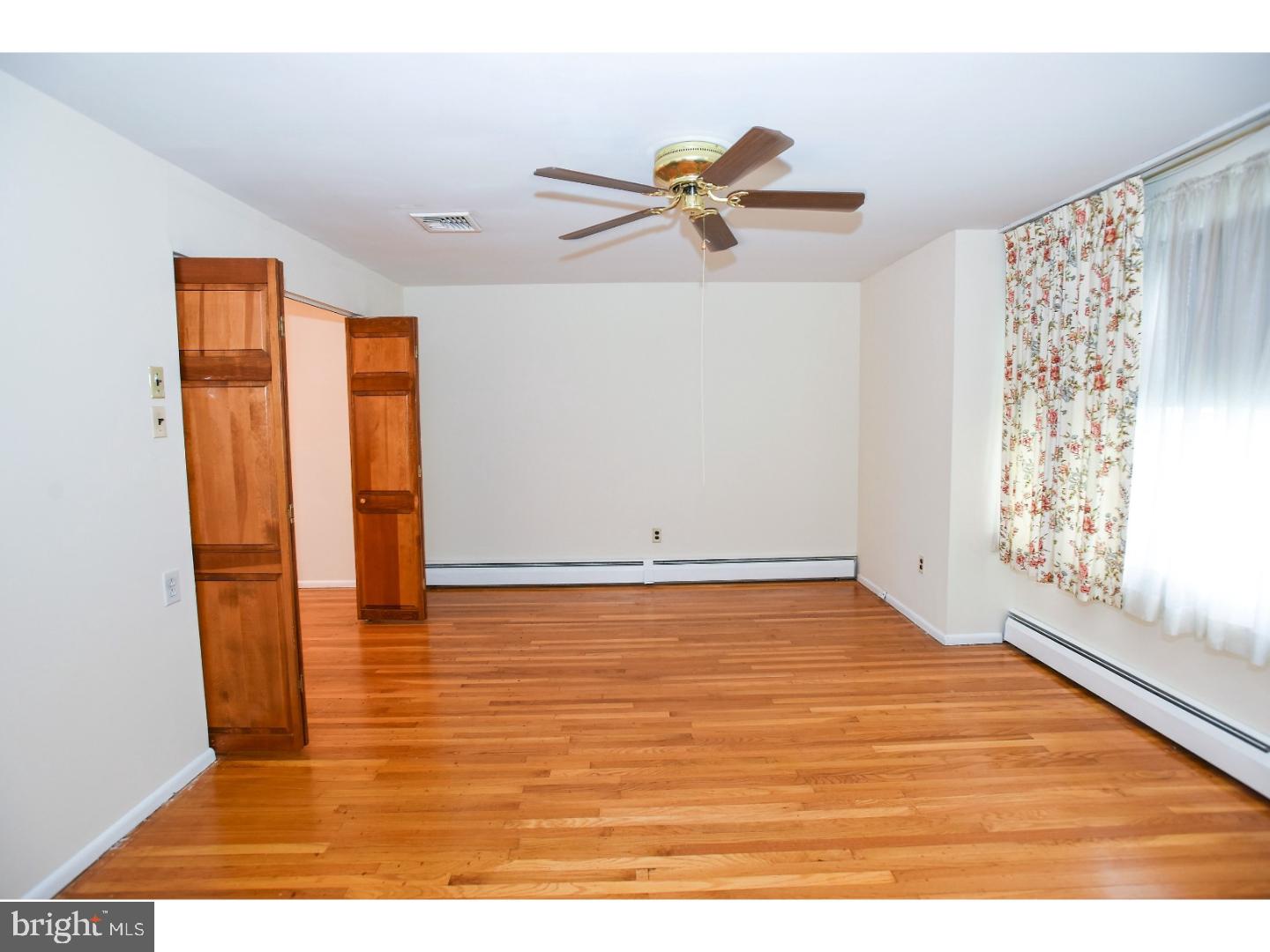 1570 Deer Run Road Warminster, PA 18974 - Photo 5 of 25 Living Room