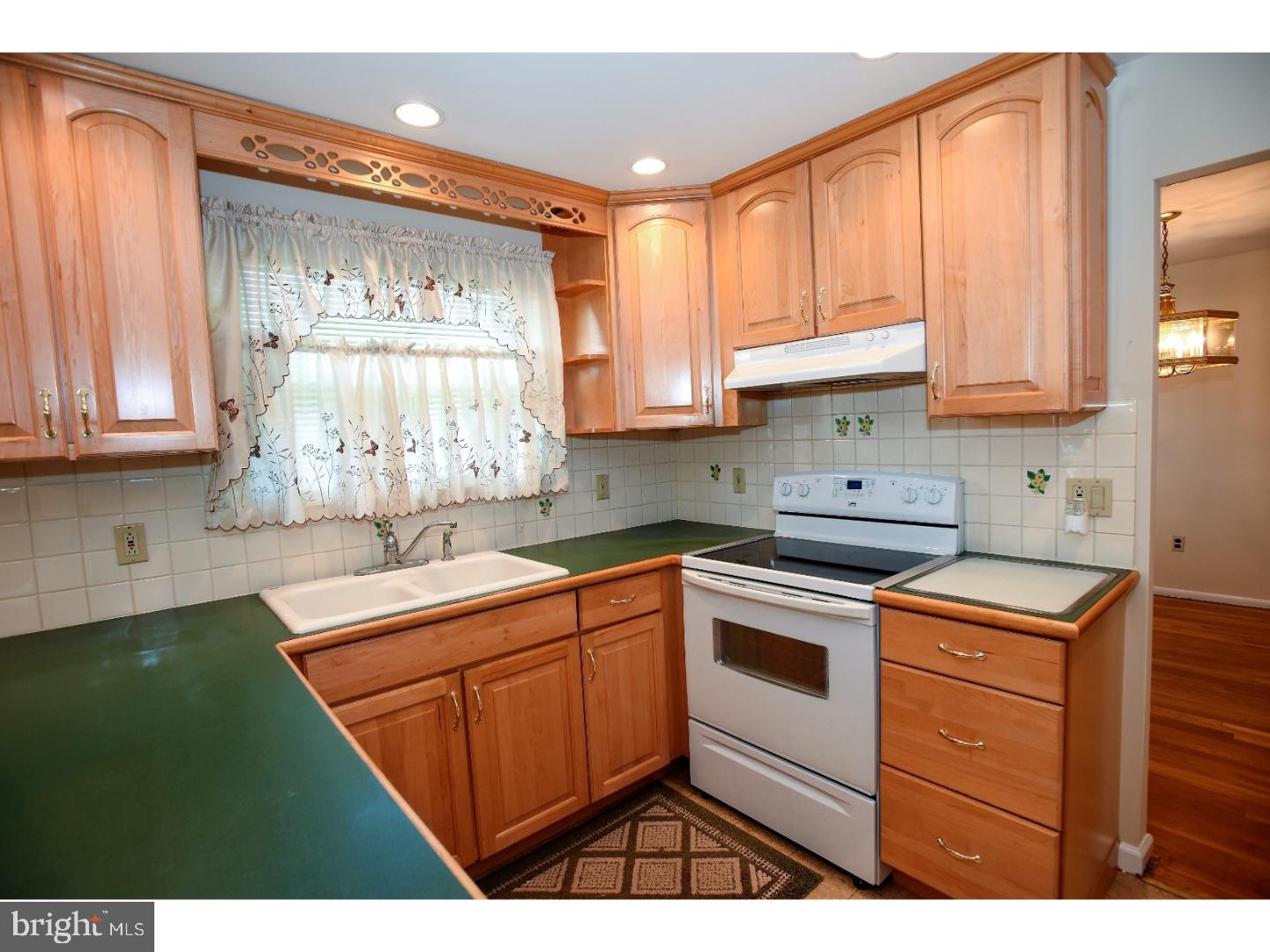 1570 Deer Run Road Warminster, PA 18974 - Photo 6 of 25 Kitchen