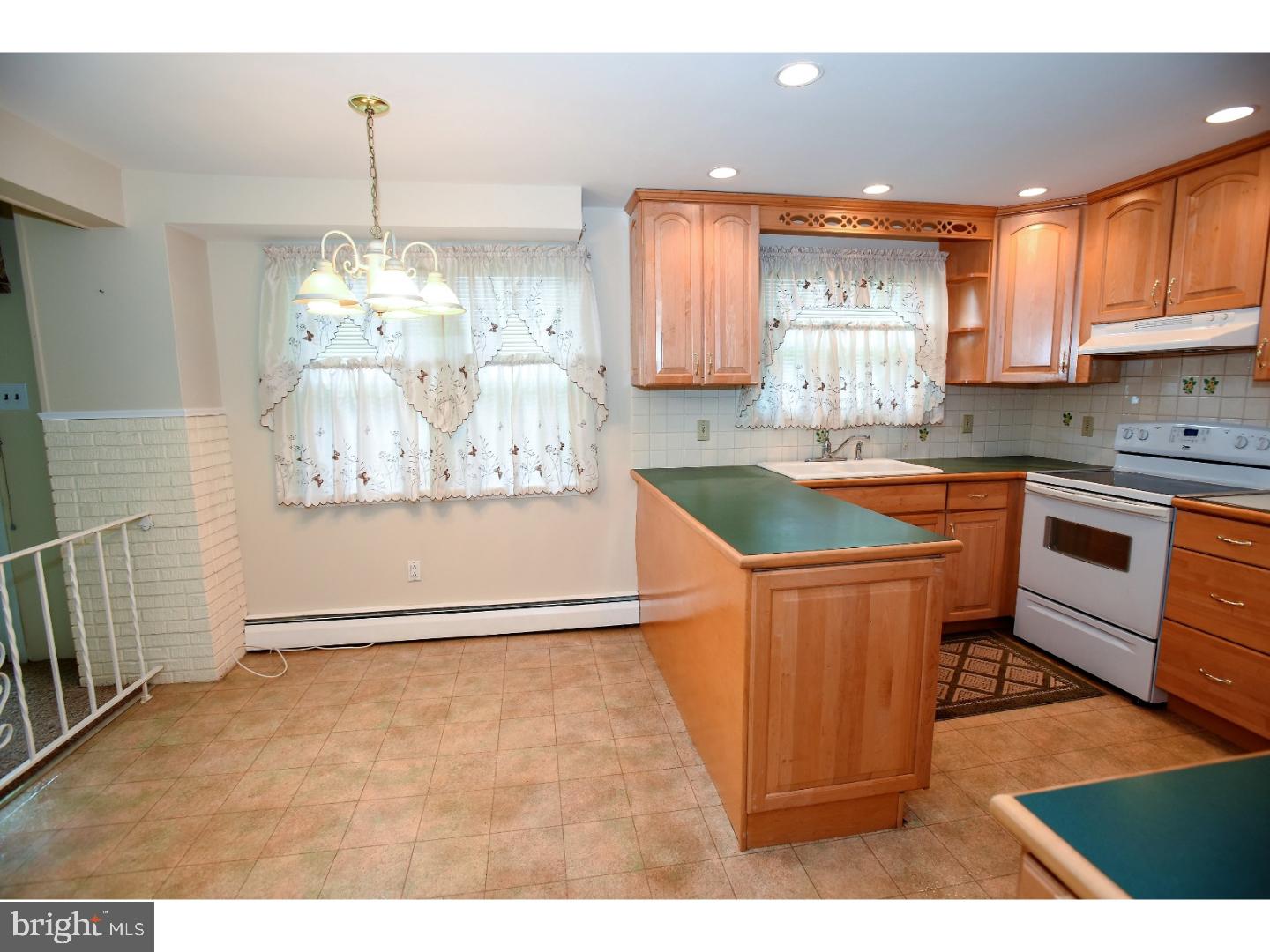 1570 Deer Run Road Warminster, PA 18974 - Photo 9 of 25 Kitchen