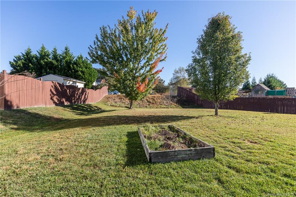 161 Haw River Road Fletcher, NC 28732 - Photo 5 of 33