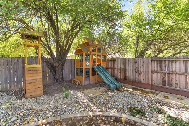 a view of a house with a backyard