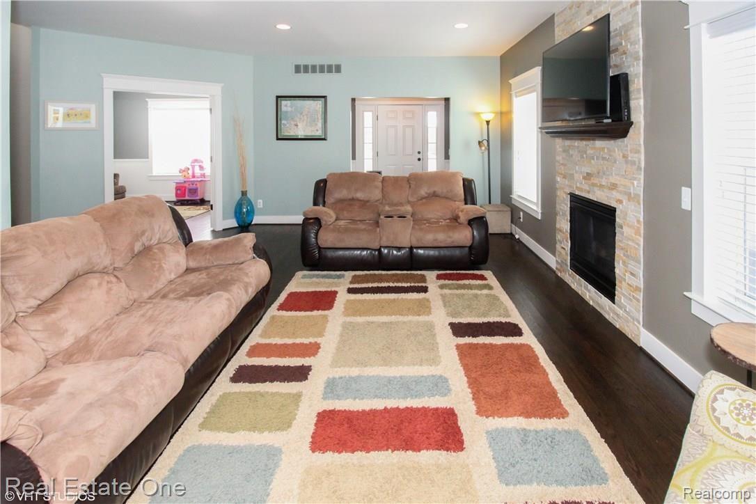 3903 Durham Road Royal Oak, MI 48073 - Photo 5 of 37 living room/great room