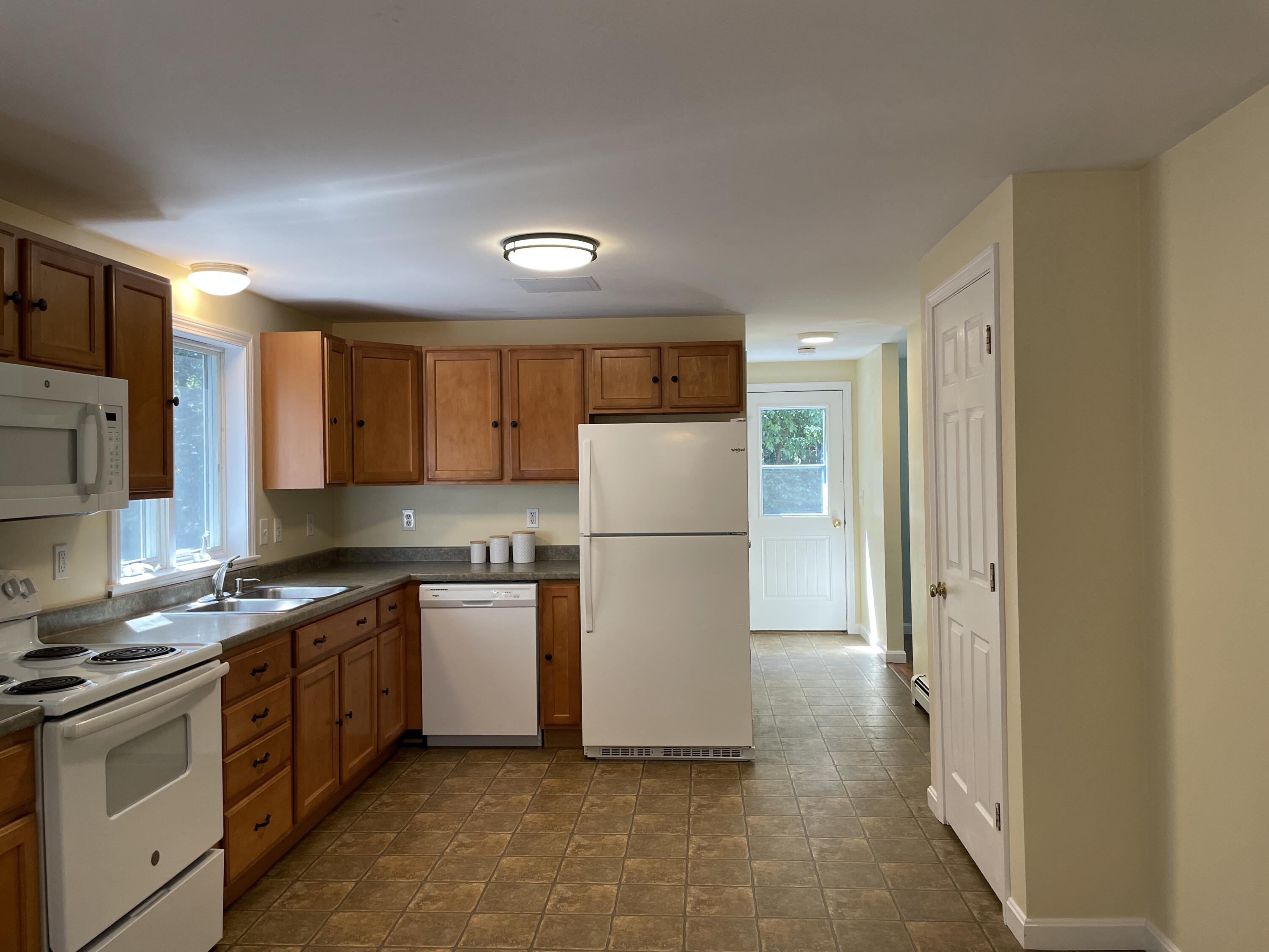 5 Old Quarry Road Cape Neddick, ME 03902 - Photo 4 of 11 5 Old Quarry Road Kitchen