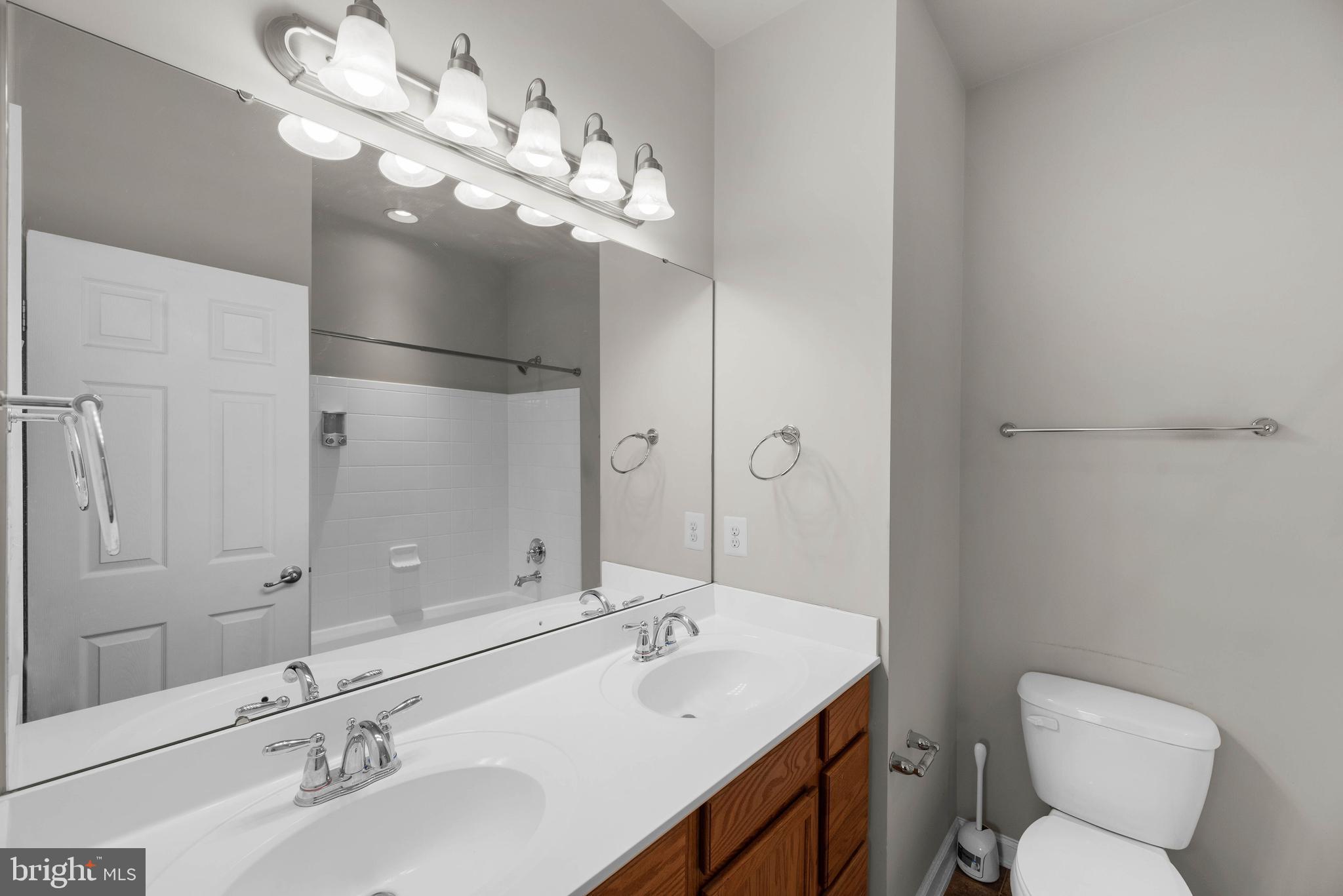 7230 Abbey Road Elkridge, MD 21075 - Photo 22 of 34 Owner's bathroom