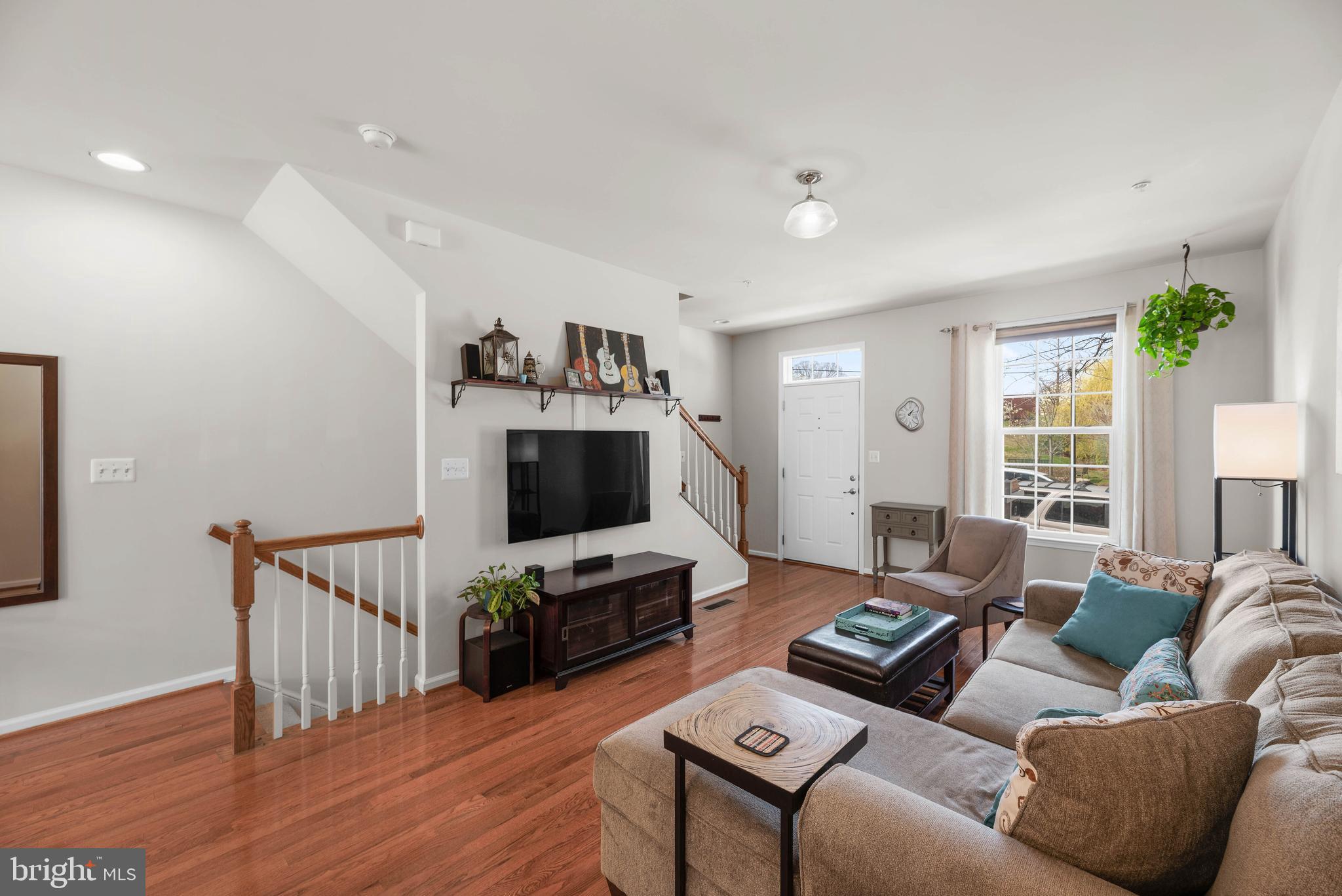7230 Abbey Road Elkridge, MD 21075 - Photo 5 of 34 Living room