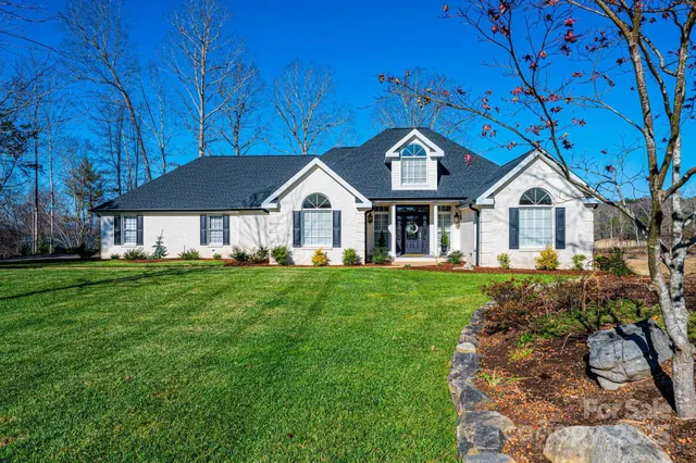 $674,900 | 456 North Shore Drive, Hickory, NC 28601