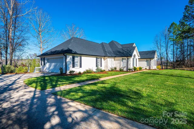 $674,900 | 456 North Shore Drive, Hickory, NC 28601