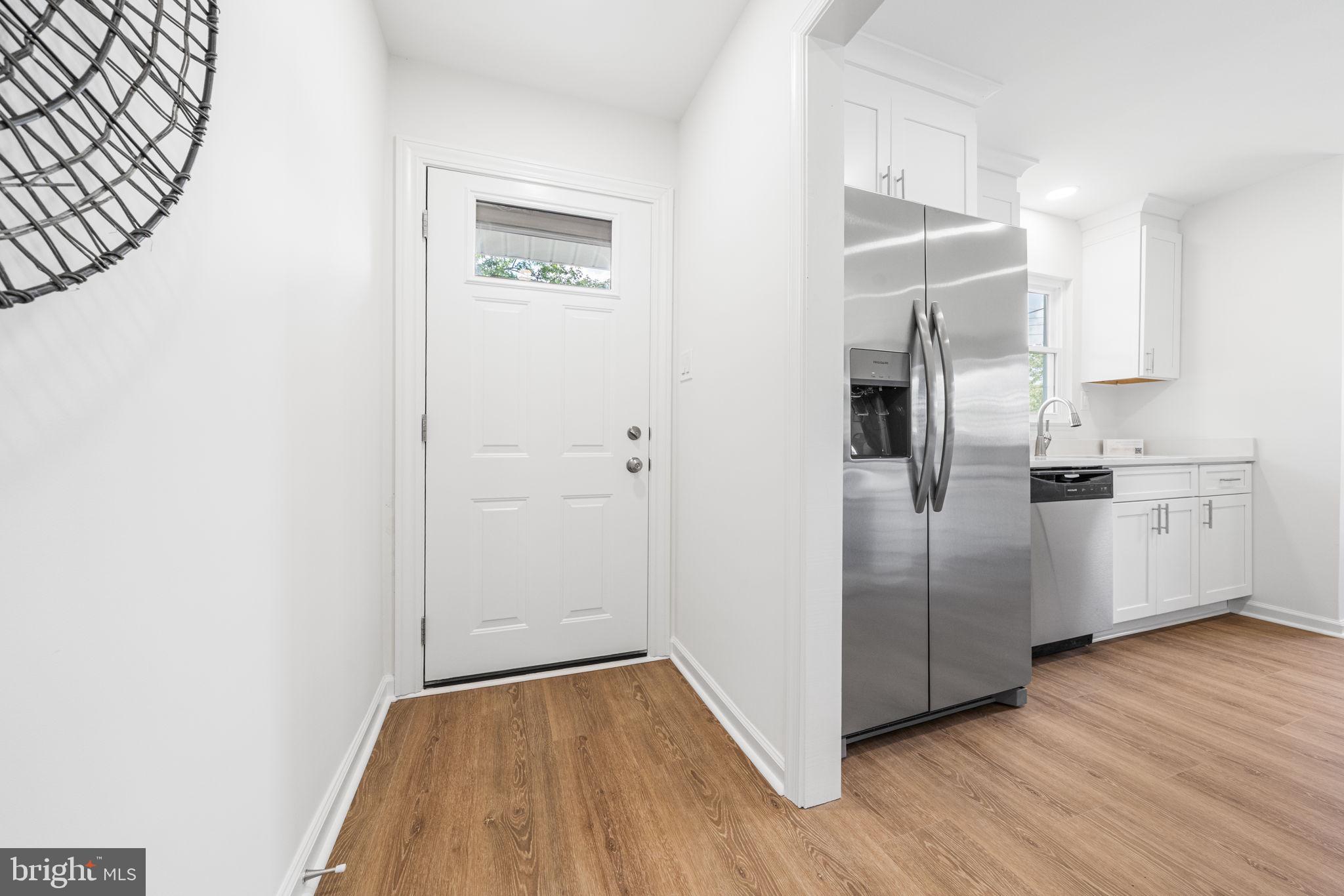6221 Apache Street Springfield, VA 22150 - Photo 5 of 42 Welcome In!