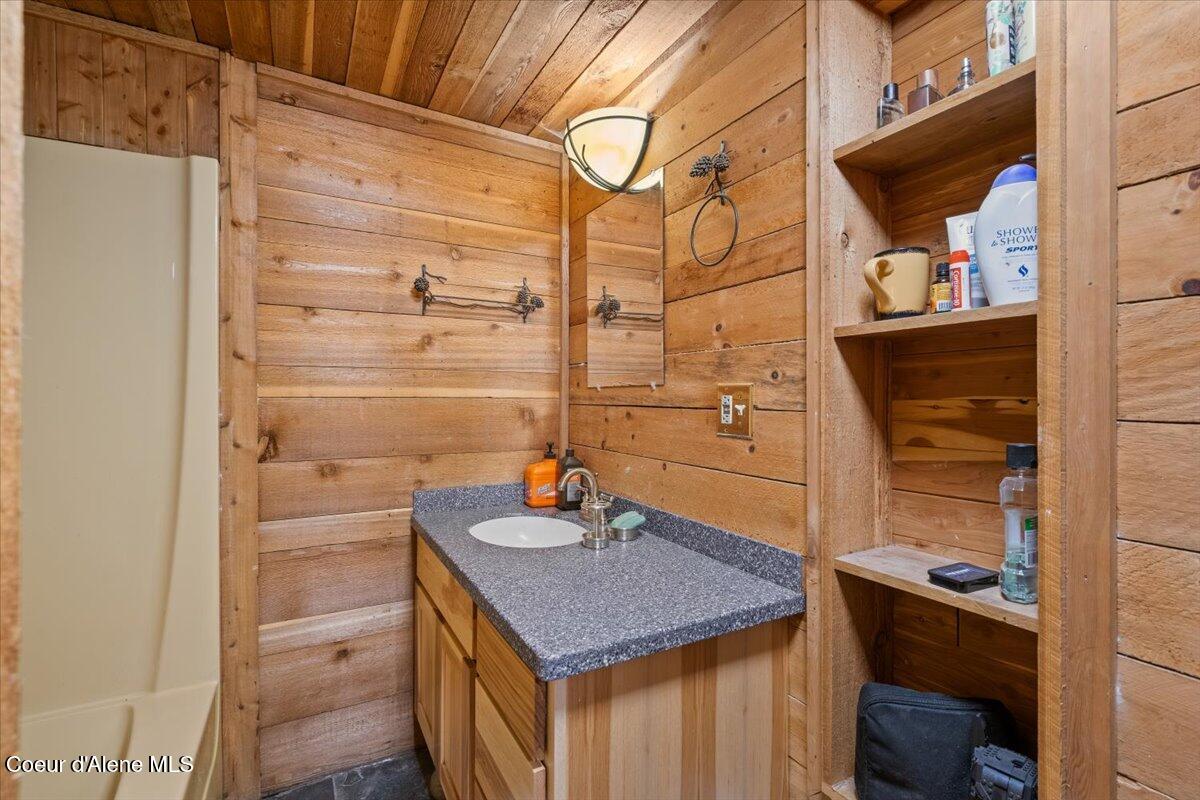 382 Fry Creek Road Sagle, ID 83860 - Photo 24 of 38 24-Full bath