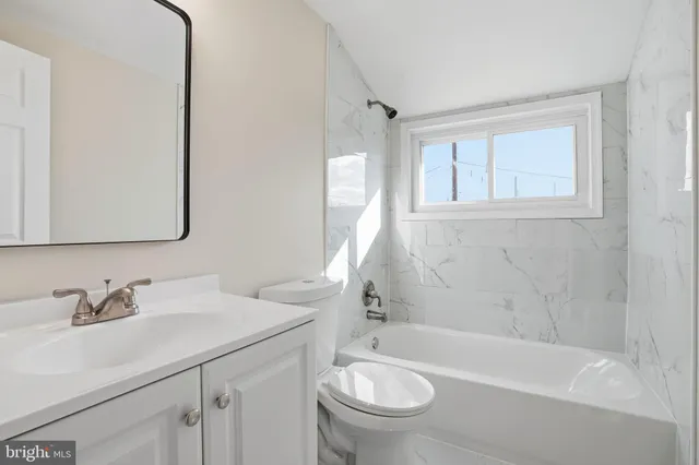 a view of entryway with window