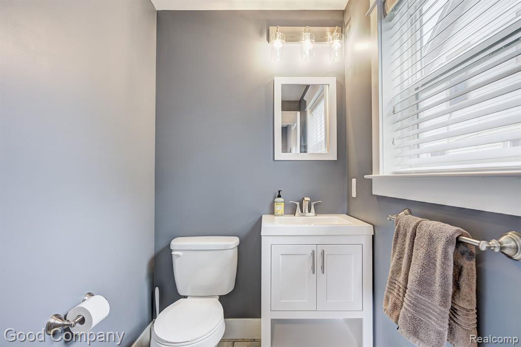 995 Cambridge Road Berkley, MI 48072 - Photo 23 of 55