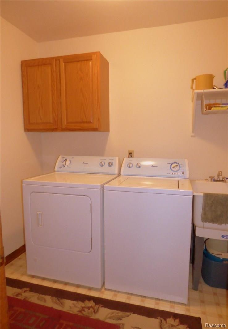 8080 Rachael Court Pinckney, MI 48169 - Photo 15 of 26 16 MAIN FLOOR LAUNDRY ROOM.JPG