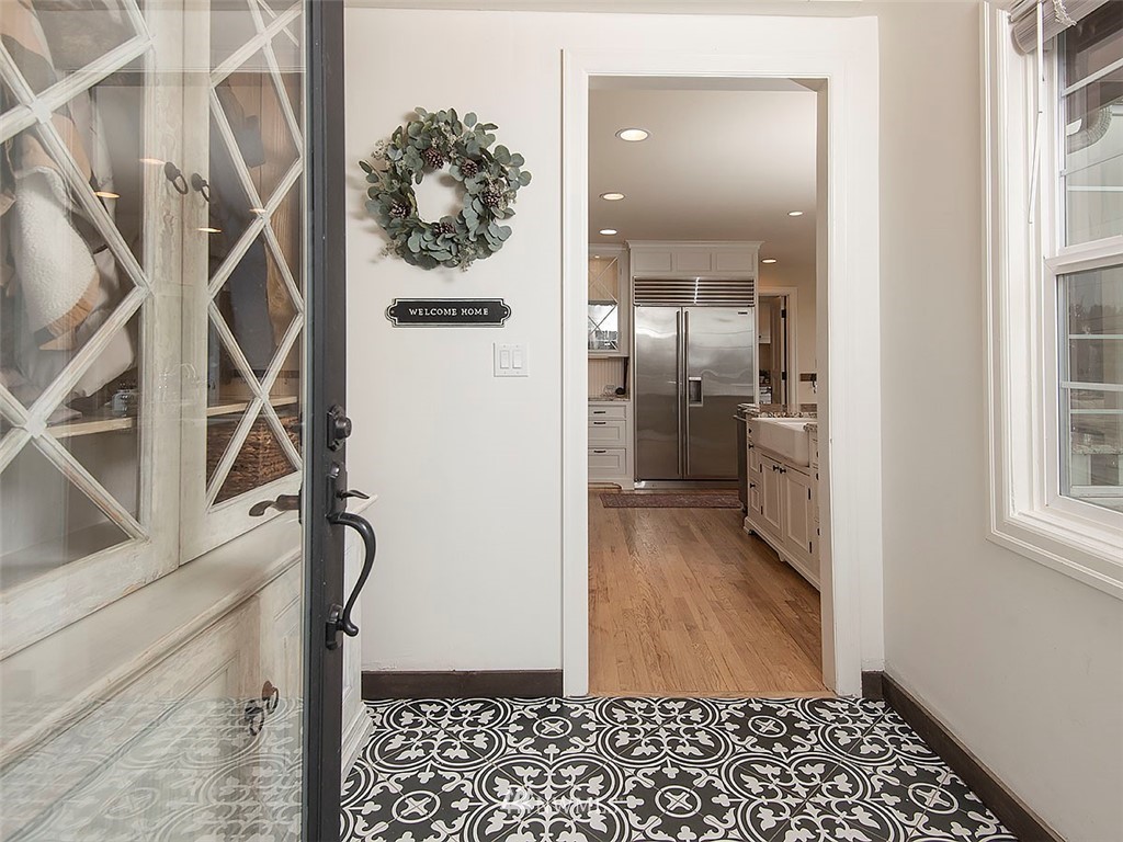 803 North 33rd Street Renton, WA 98056 - Photo 4 of 40 a view of a hallway