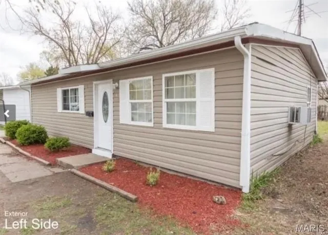 $1,300 | 148 St James Lane, East St. Louis, IL 62206