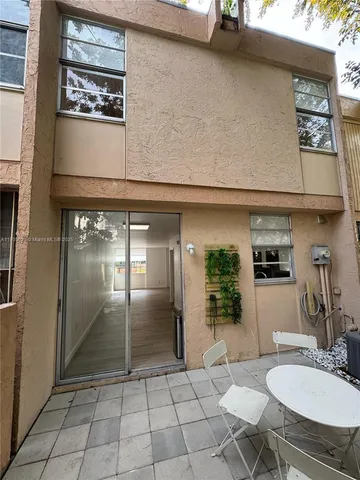 $2,450 | 6007 Southwest 69th Street, Unit 74, South Miami, FL 33143