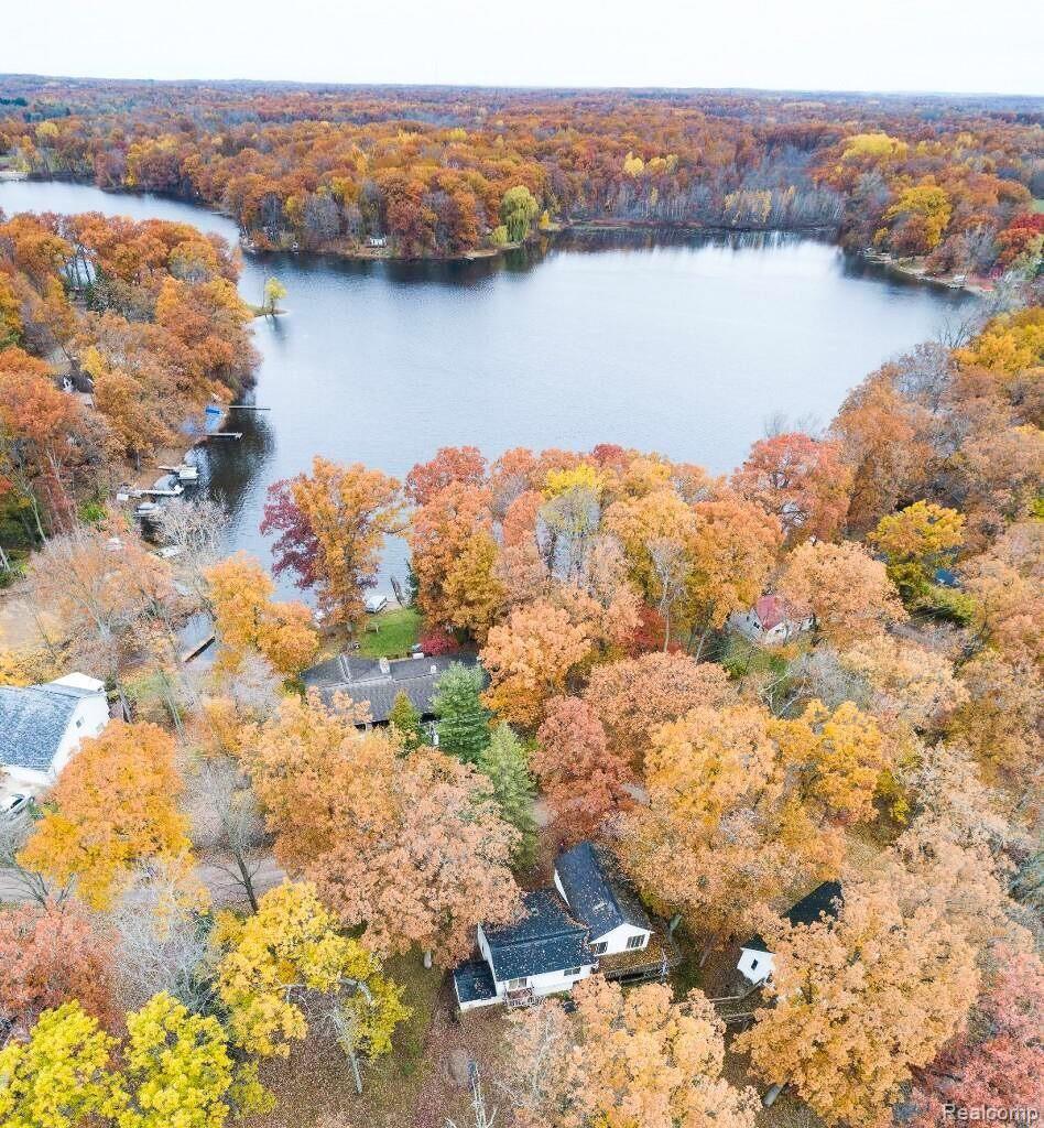 6854 Big Trail Road Holly, MI 48442 - Photo 3 of 23 Home at bottom of photo with Fish lake just across street.