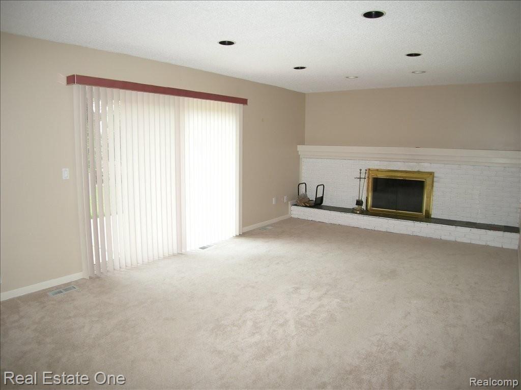 25355 Branchaster Road Farmington, MI 48336 - Photo 6 of 23 25 x 12 Family Room