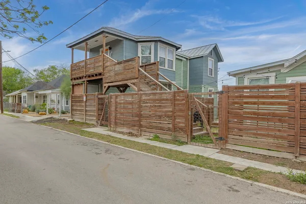 $1,050 | 1015 North Palmetto, Unit 3, San Antonio, TX 78202